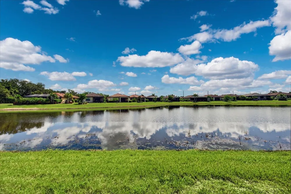 6927 HOLBROOK COVE Lakewood Ranch, FL 34202