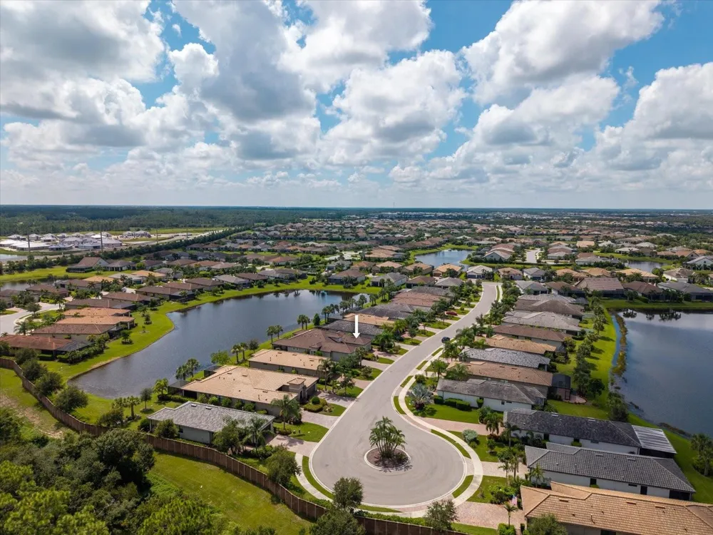 6927 HOLBROOK COVE Lakewood Ranch, FL 34202