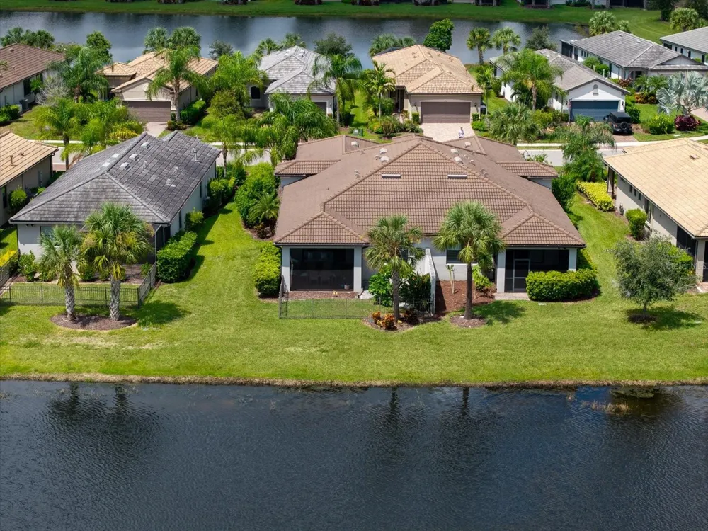 6927 HOLBROOK COVE Lakewood Ranch, FL 34202