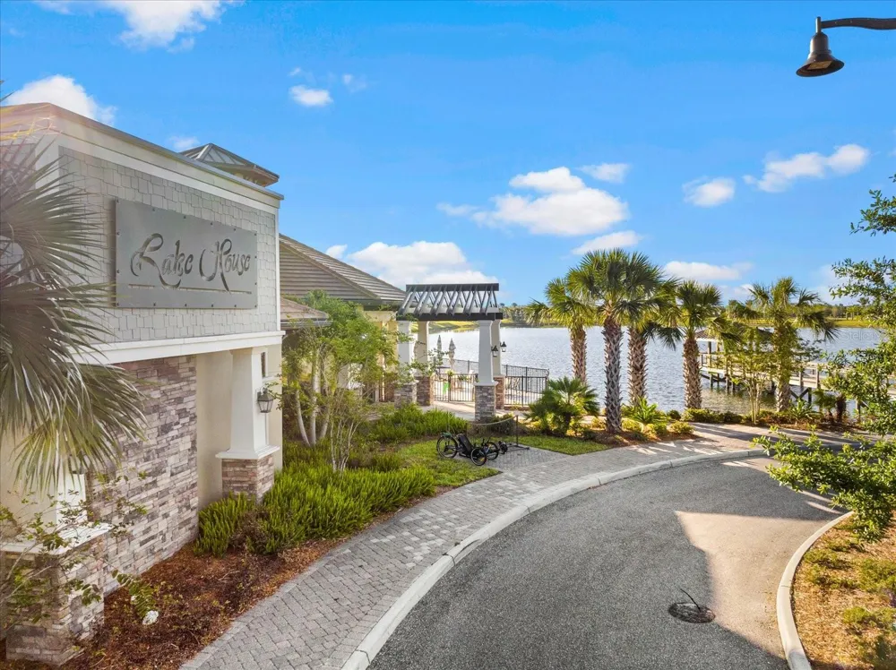6927 HOLBROOK COVE Lakewood Ranch, FL 34202