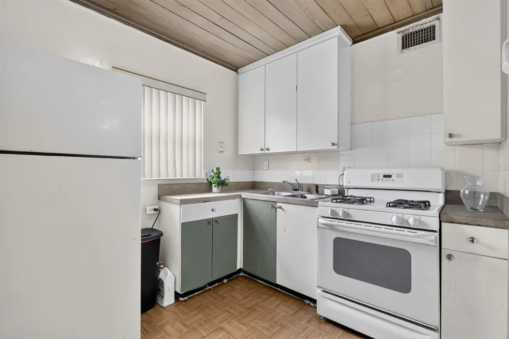 323 NW 4TH AVENUE Delray Beach, FL 33444