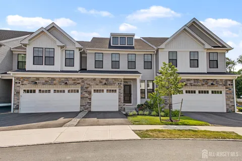 30 NE Cloverleaf Lane