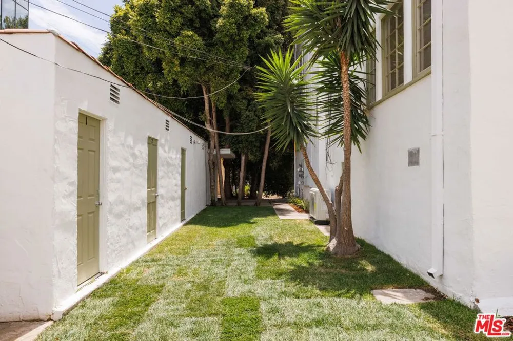 1226 Smithwood Drive #4 Los Angeles, CA 90035