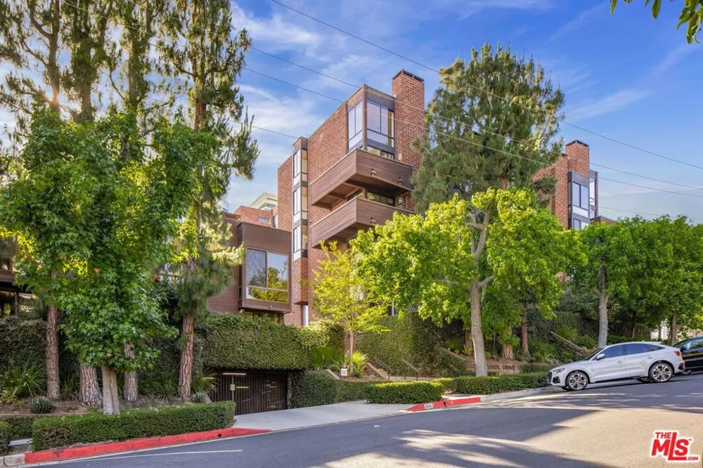 1033 Carol Drive #302 West Hollywood, CA 90069