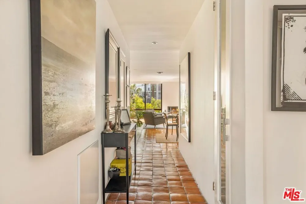 1033 Carol Drive #302 West Hollywood, CA 90069