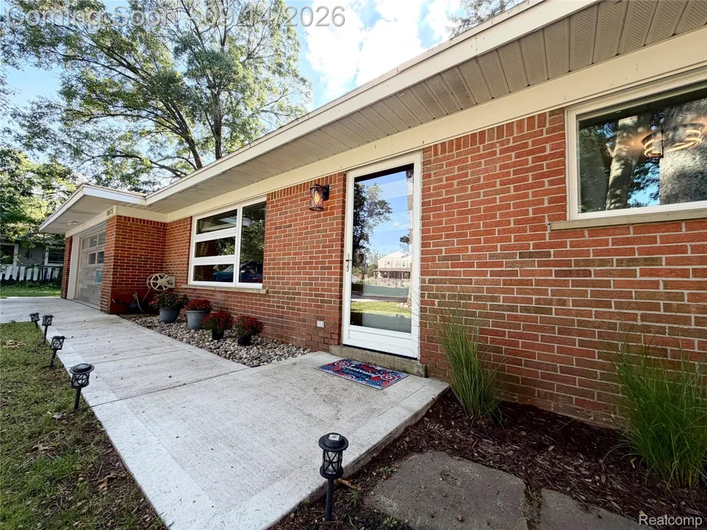1615 Ladd Road Wolverine Lake Village, MI 48390