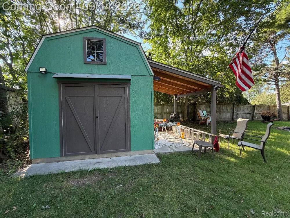 1615 Ladd Road Wolverine Lake Village, MI 48390