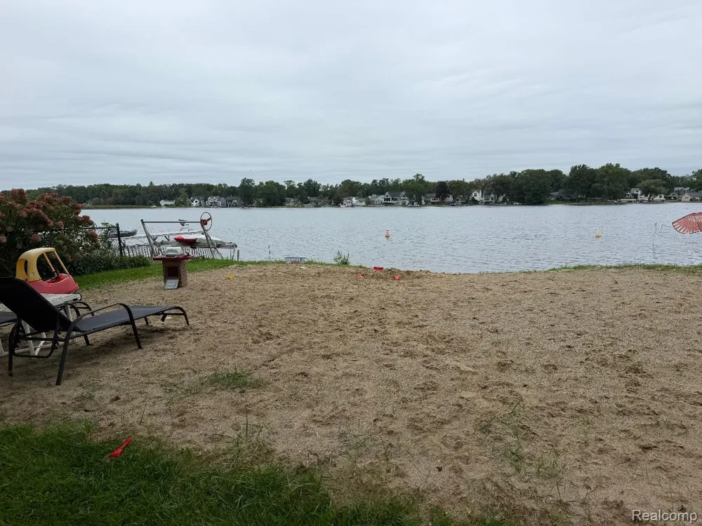 1615 Ladd Road Wolverine Lake Village, MI 48390