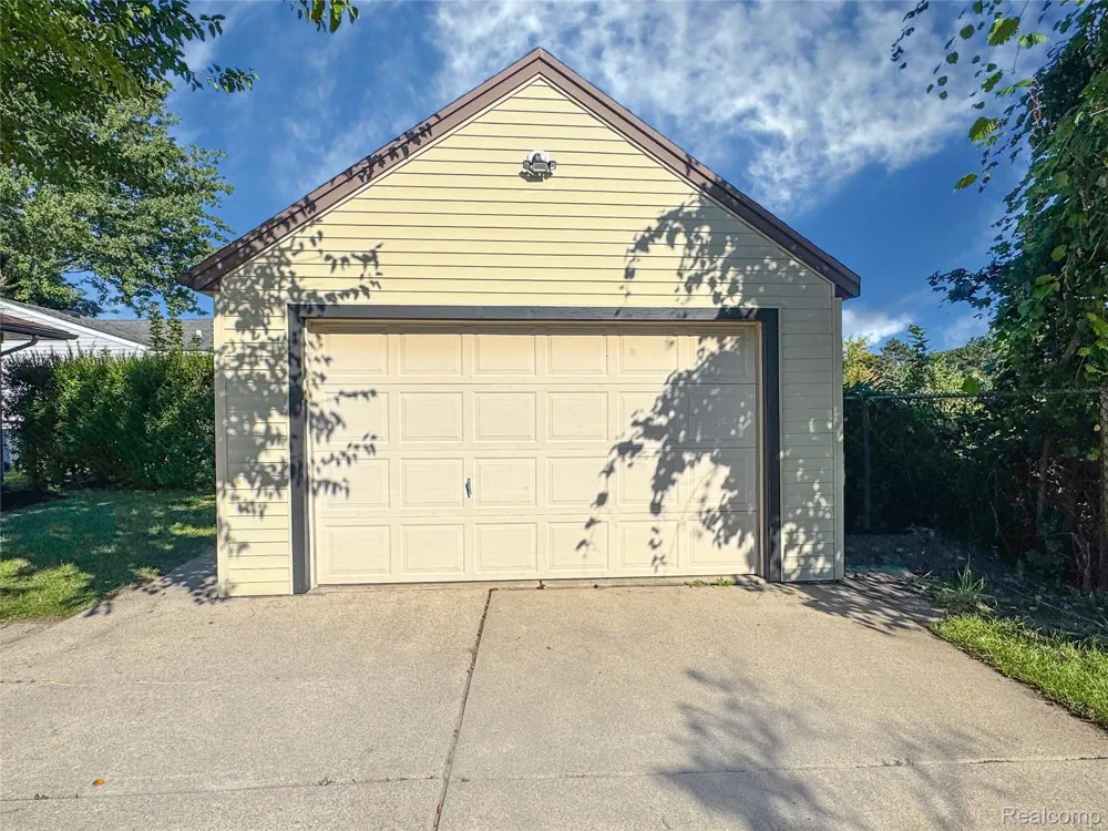41462 Harvard Drive Sterling Heights City, MI 48313