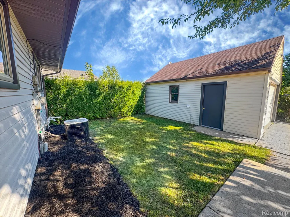 41462 Harvard Drive Sterling Heights City, MI 48313