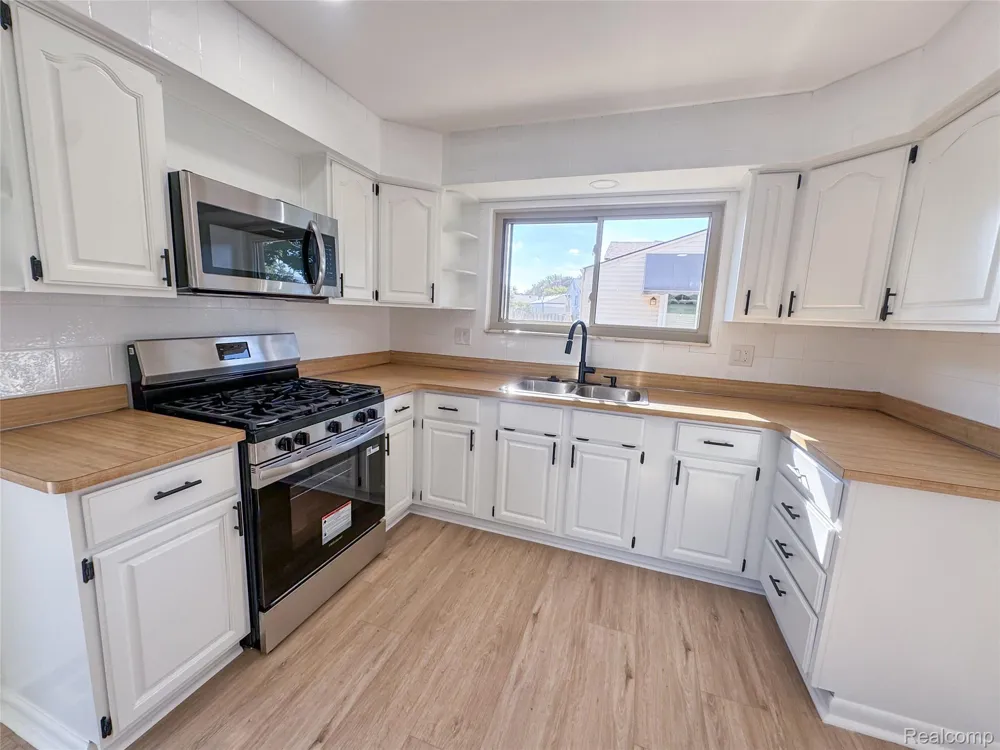 41462 Harvard Drive Sterling Heights City, MI 48313