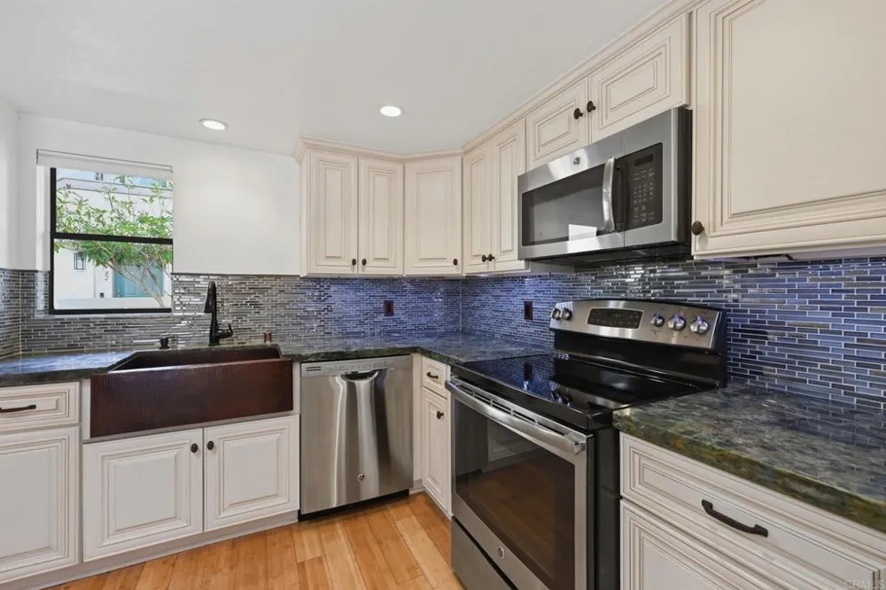 8437 Via Mallorca La Jolla, CA 92037