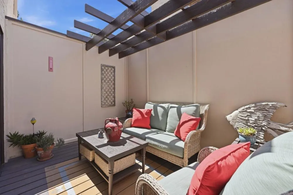 8437 Via Mallorca La Jolla, CA 92037