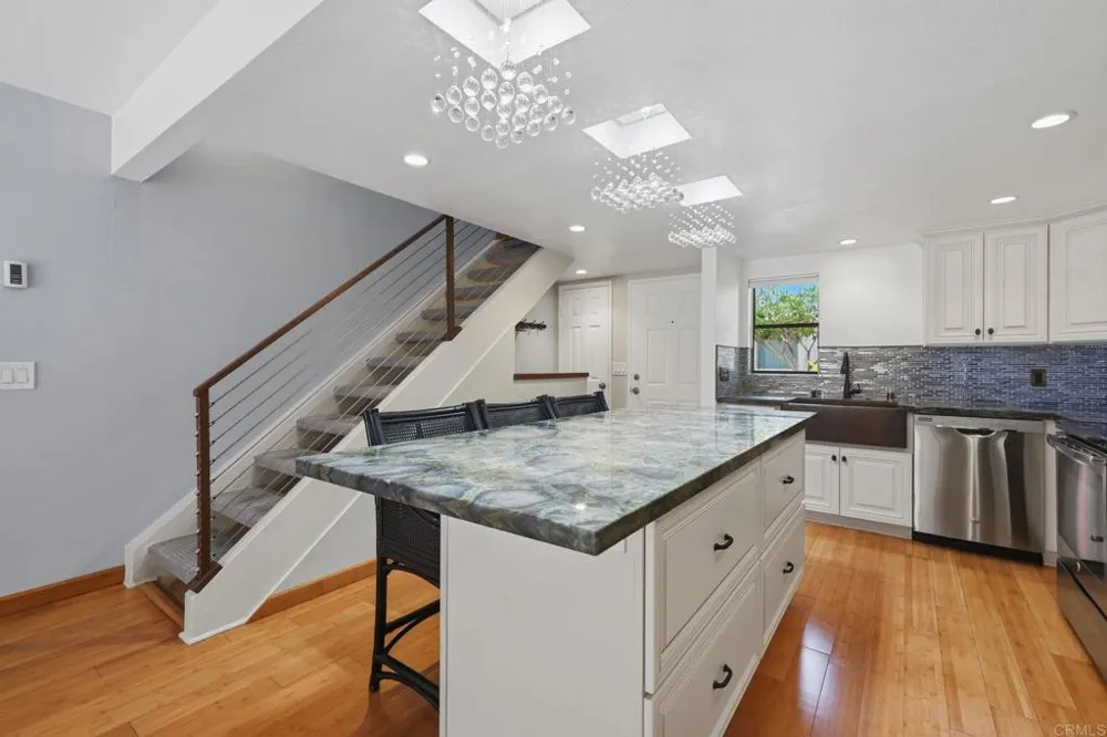 8437 Via Mallorca La Jolla, CA 92037