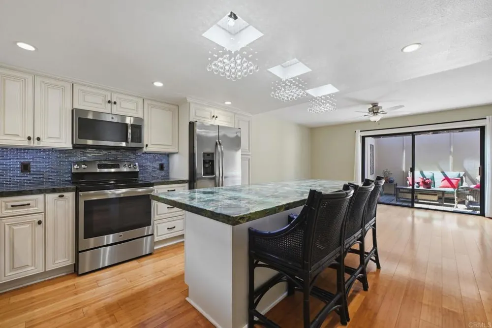 8437 Via Mallorca La Jolla, CA 92037