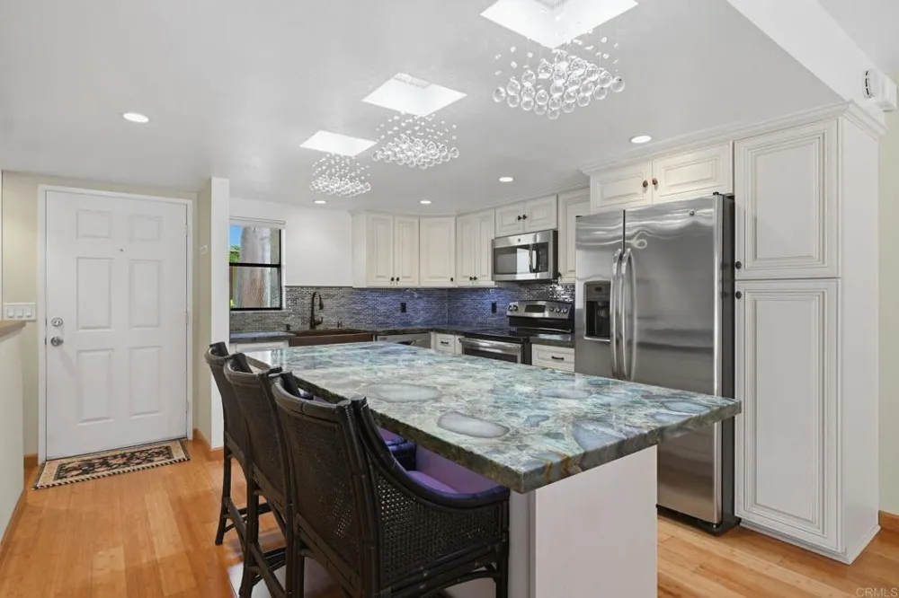 8437 Via Mallorca La Jolla, CA 92037