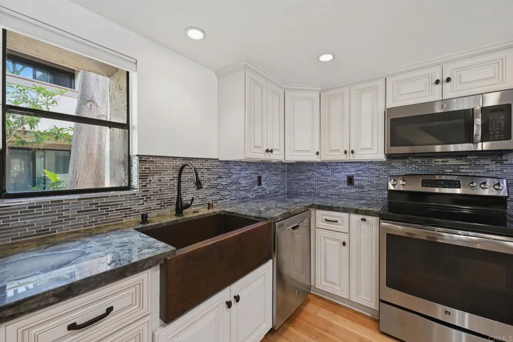 8437 Via Mallorca La Jolla, CA 92037