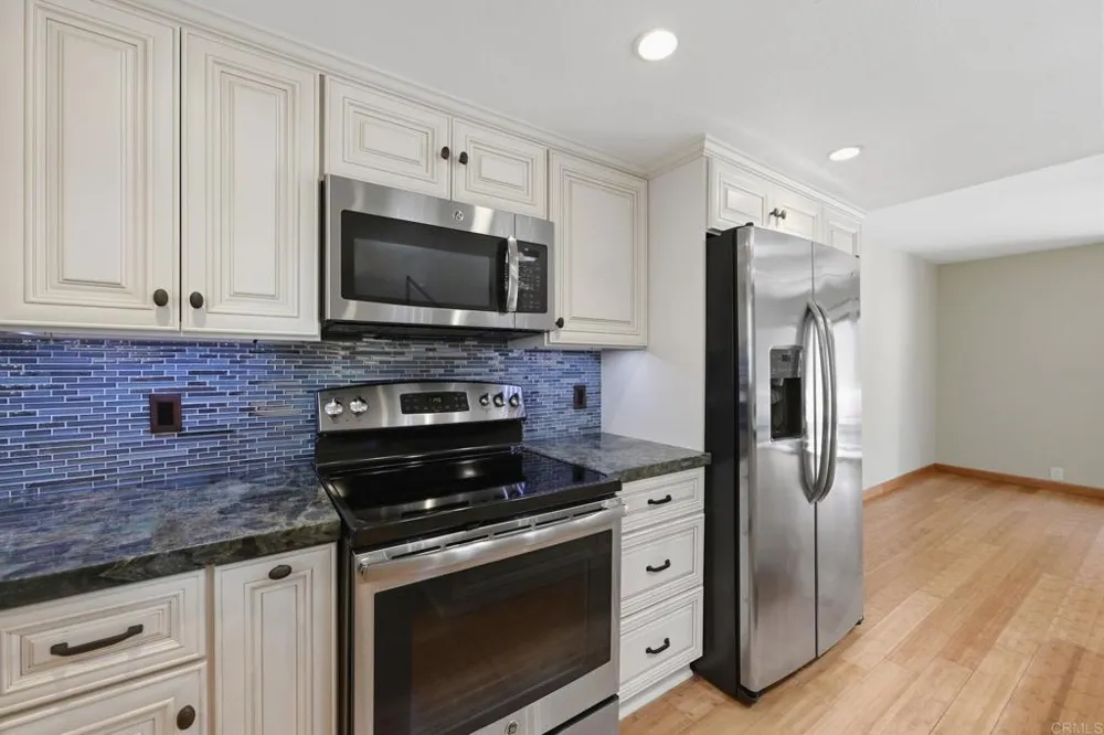 8437 Via Mallorca La Jolla, CA 92037