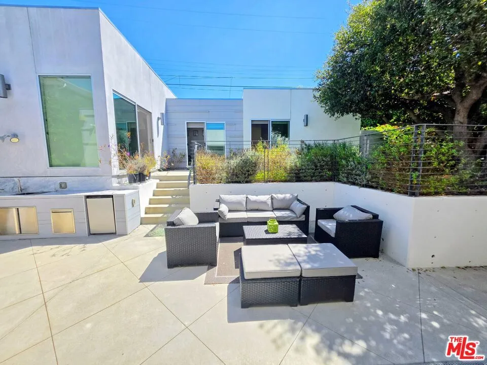 10572 Putney Road Los Angeles, CA 90064