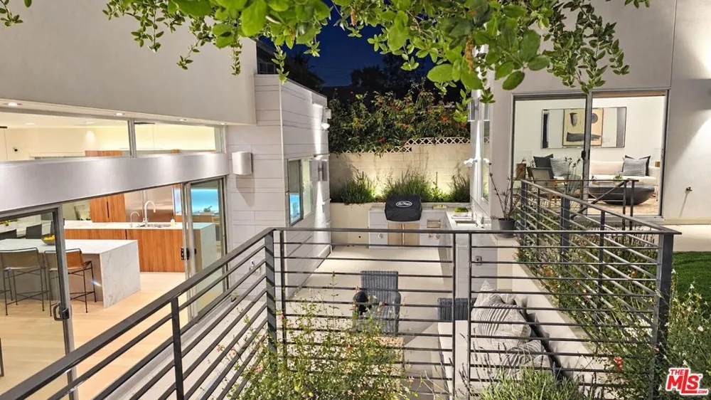 10572 Putney Road Los Angeles, CA 90064