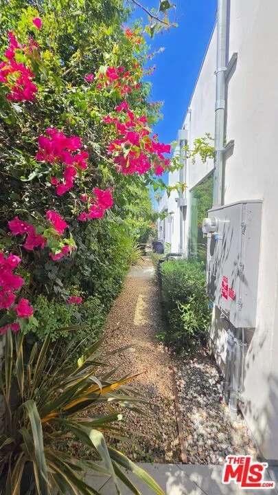 10572 Putney Road Los Angeles, CA 90064