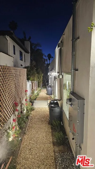 10572 Putney Road Los Angeles, CA 90064