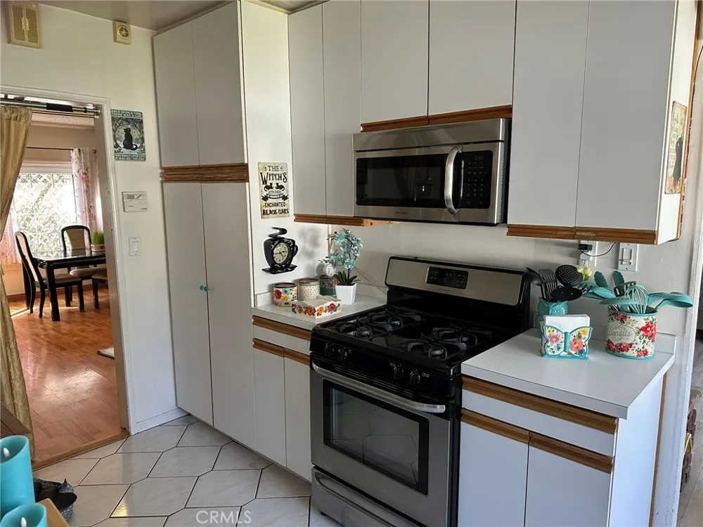 22901 Leonora Drive Woodland Hills, CA 91367
