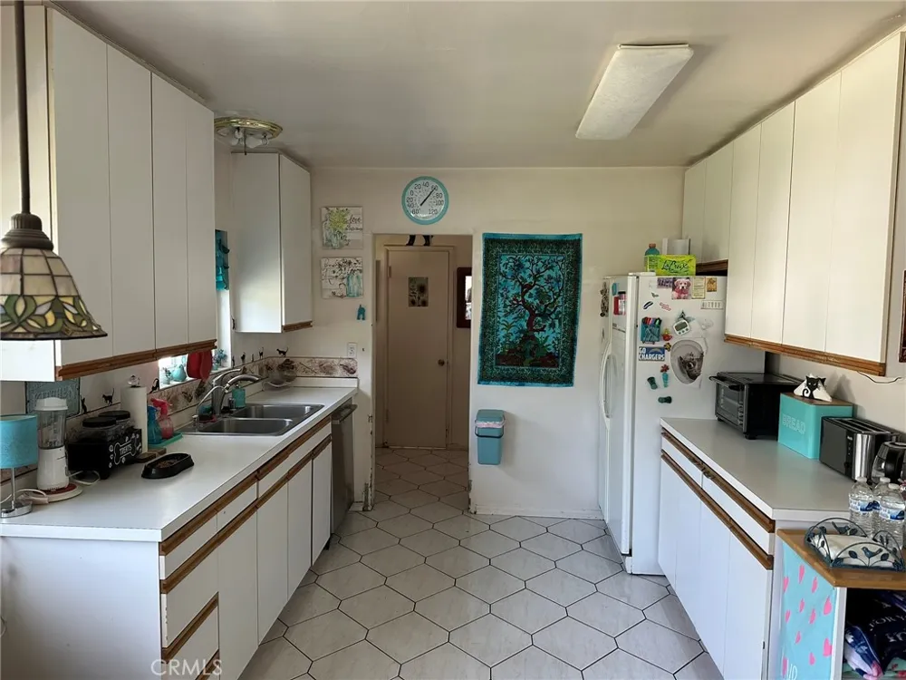 22901 Leonora Drive Woodland Hills, CA 91367