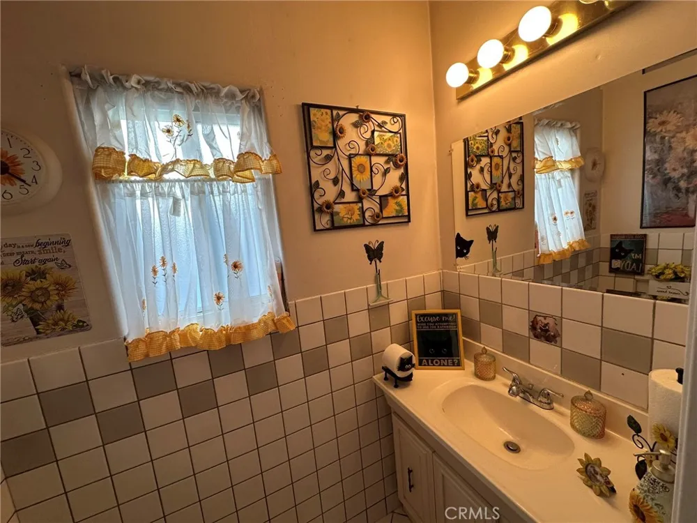 22901 Leonora Drive Woodland Hills, CA 91367