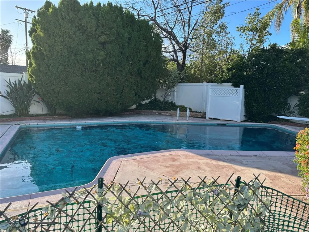 22901 Leonora Drive Woodland Hills, CA 91367