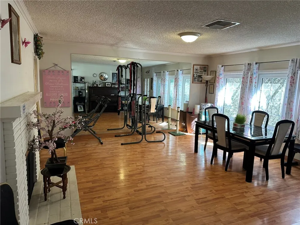 22901 Leonora Drive Woodland Hills, CA 91367