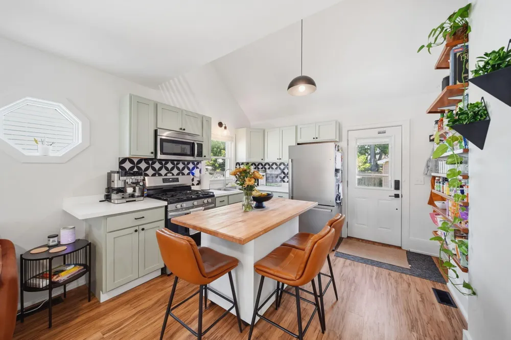 2916 Alfred Avenue Lansing, MI 48906
