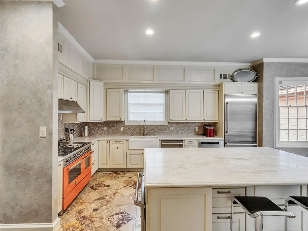 2819 Cedar Woods Place Houston, TX 77068