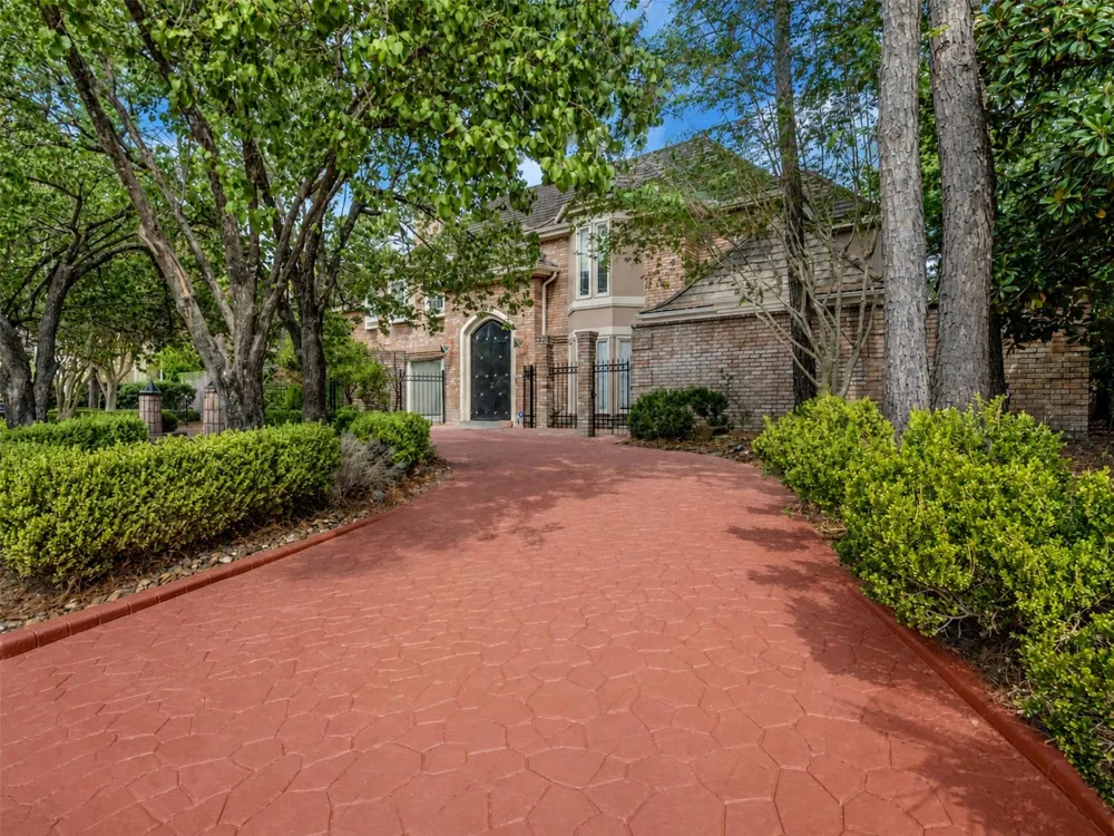 2819 Cedar Woods Place Houston, TX 77068