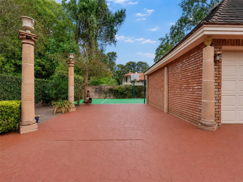 2819 Cedar Woods Place Houston, TX 77068