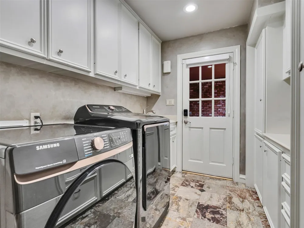 2819 Cedar Woods Place Houston, TX 77068