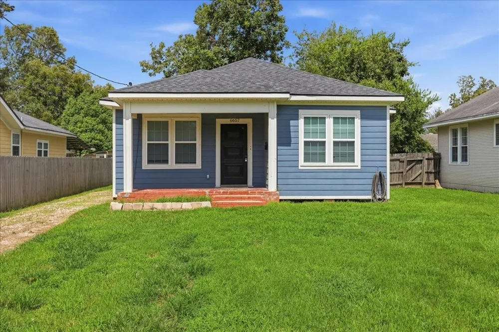 6657 Washington Street Groves, TX 77619