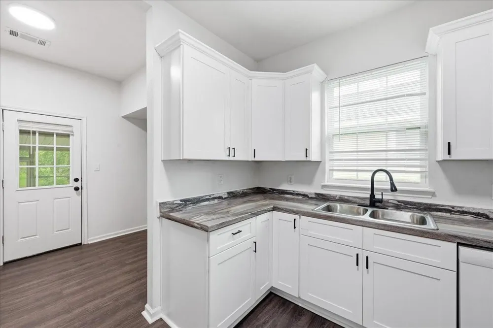 6657 Washington Street Groves, TX 77619