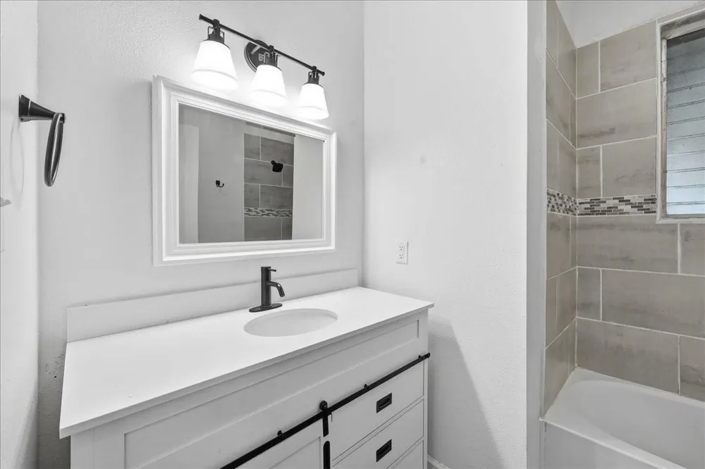 6657 Washington Street Groves, TX 77619