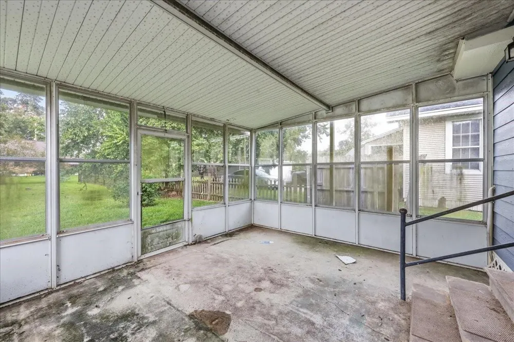 6657 Washington Street Groves, TX 77619