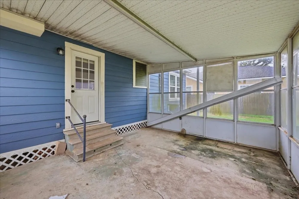 6657 Washington Street Groves, TX 77619