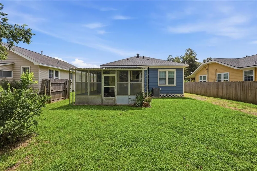 6657 Washington Street Groves, TX 77619
