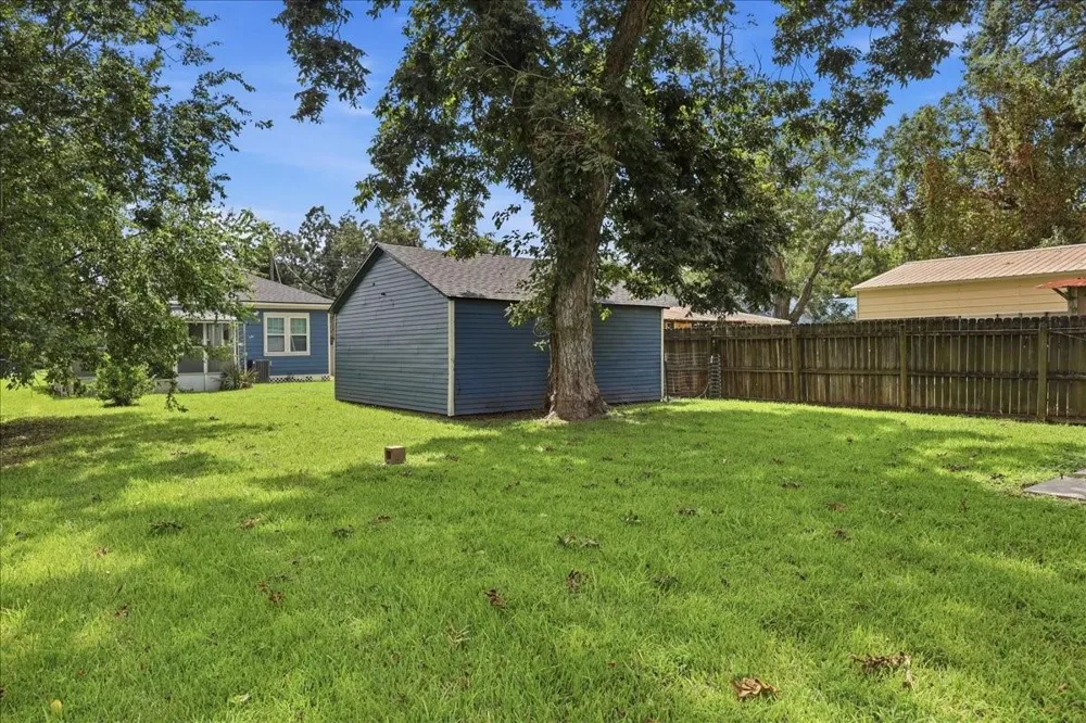 6657 Washington Street Groves, TX 77619