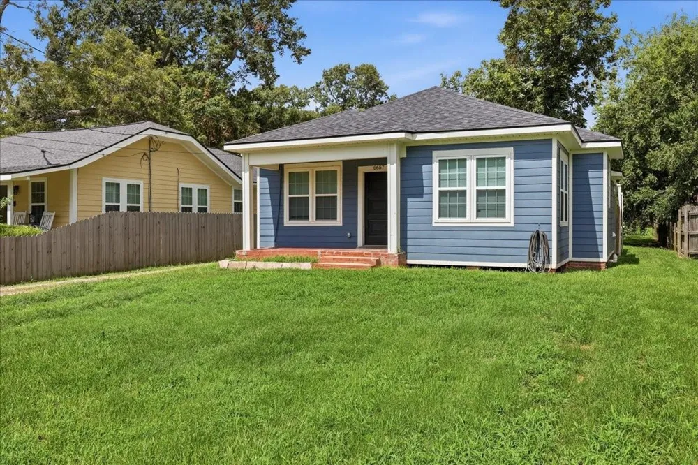 6657 Washington Street Groves, TX 77619