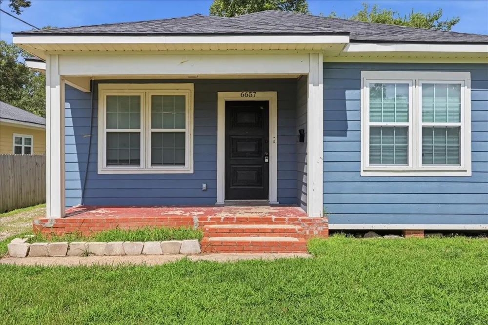 6657 Washington Street Groves, TX 77619