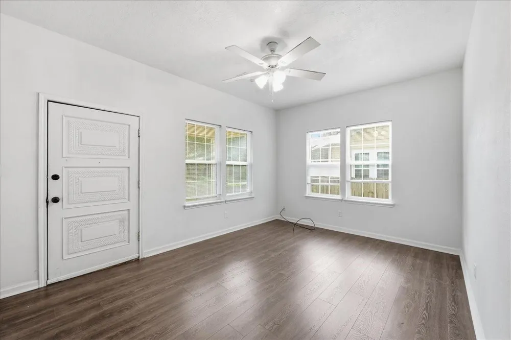 6657 Washington Street Groves, TX 77619