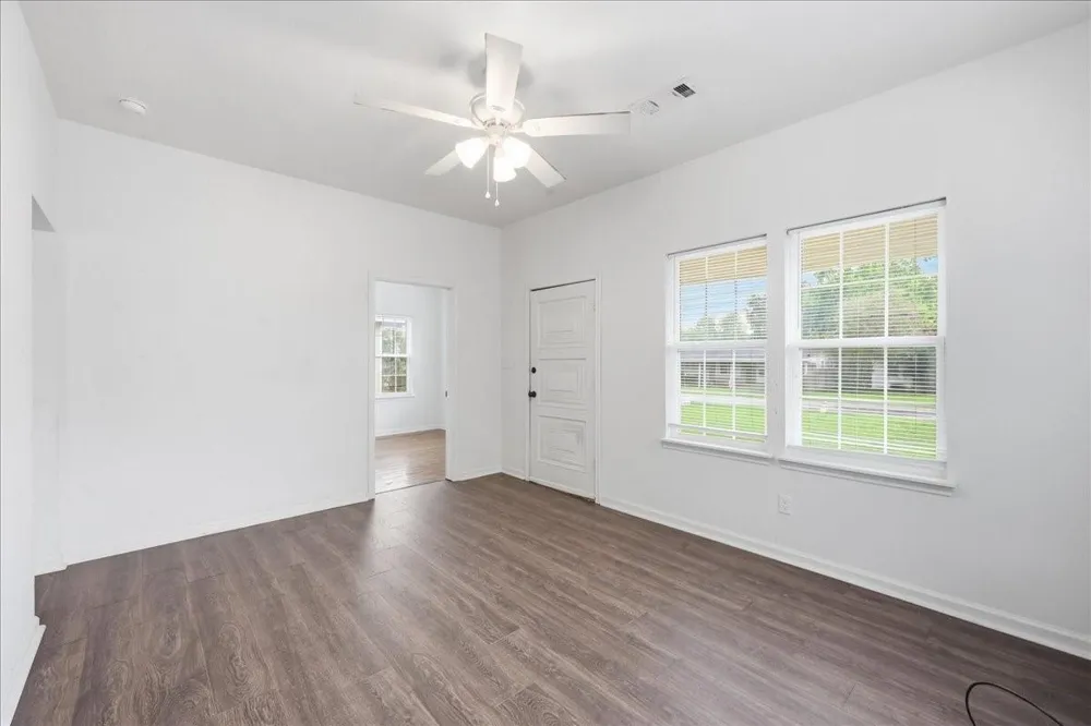 6657 Washington Street Groves, TX 77619