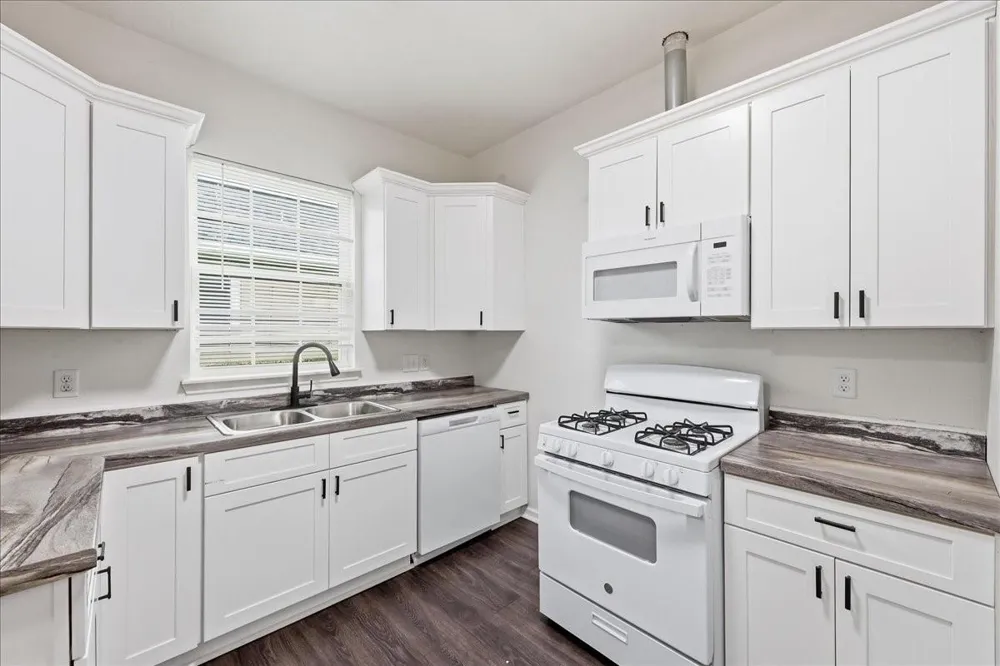6657 Washington Street Groves, TX 77619