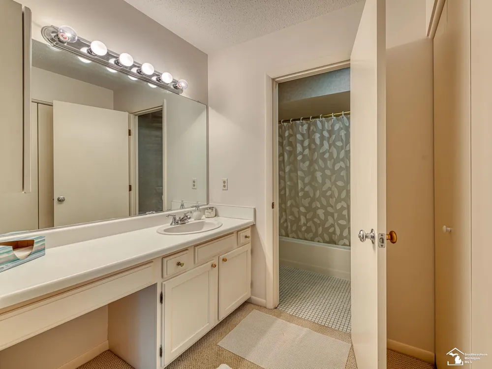 66 Linswood Drive Monroe City, MI 48162