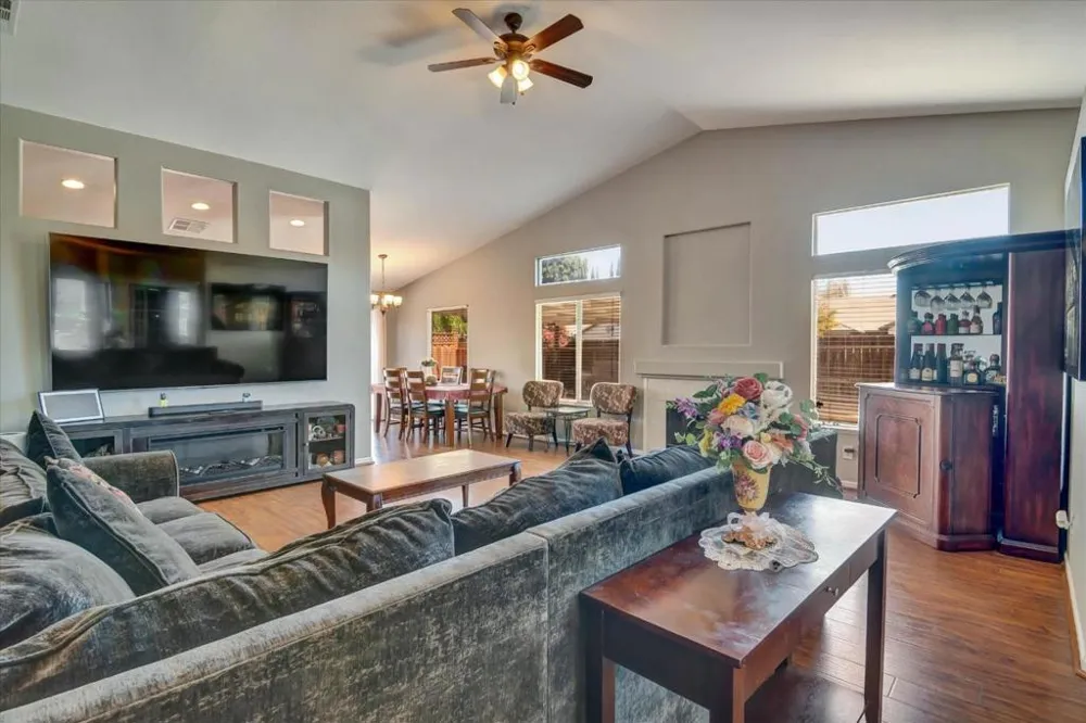 1093 Lambdin Street Manteca, CA 95336